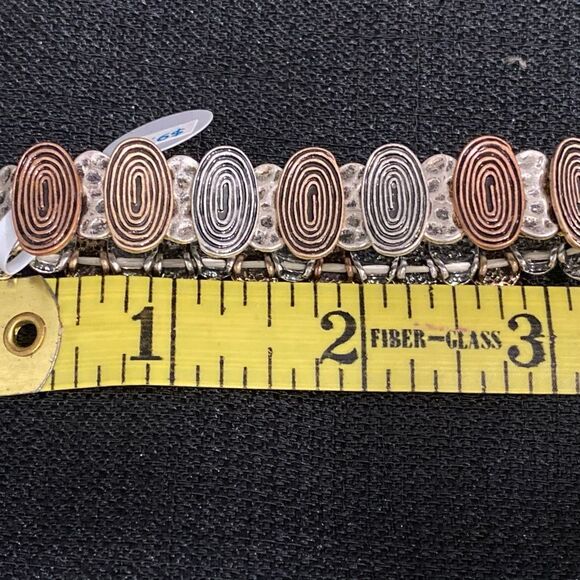 Hammered Style Stretch Bangle
BRACELET ~ One size fits all - New w/tags - Picture 3 of 3